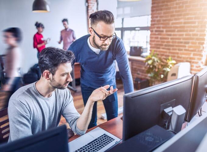 img_colleagues_collaborating_at_work_edit_RGB_blue_highlight_teaser