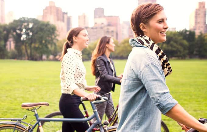 img_women-with-bikes-680x433